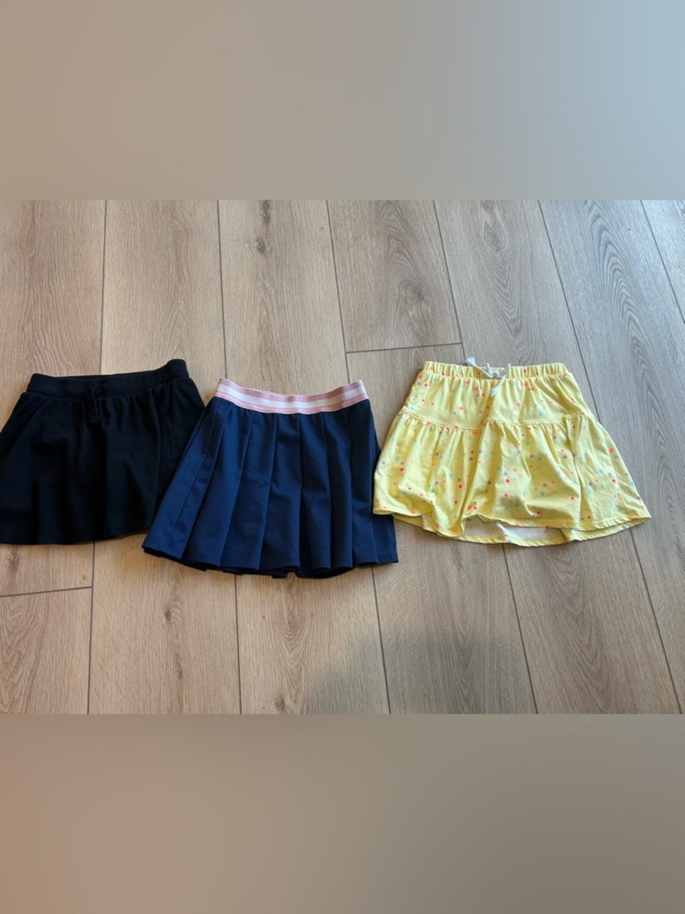 3 skirts. Black and yellow are skorts